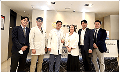 마노메디비뇨기과 로비에서 의료진과 보스턴사이언티픽 관계자들이 함께 찍은 단체 사진