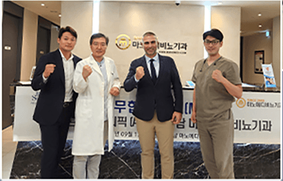 업무협약 현수막 앞에서 의료진과 관계자들이 함께 찍은 사진