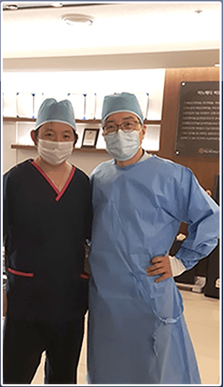 수술복 차림의 싱가포르 종합병원 Dr Jonathan 과 마노메디 원장이 함께 선 사진