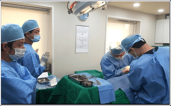 수술실에서 싱가포르 종합병원 의사들이 마노메디 의료진의 수술을 참관하는 사진